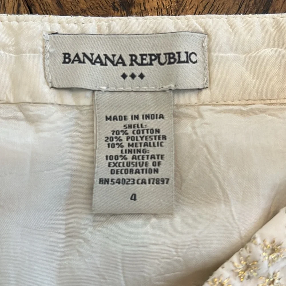 BANANA REPUBLIC Gold Embroidered White Mini Skirt, Fully Lined, Side Zip, Size 4